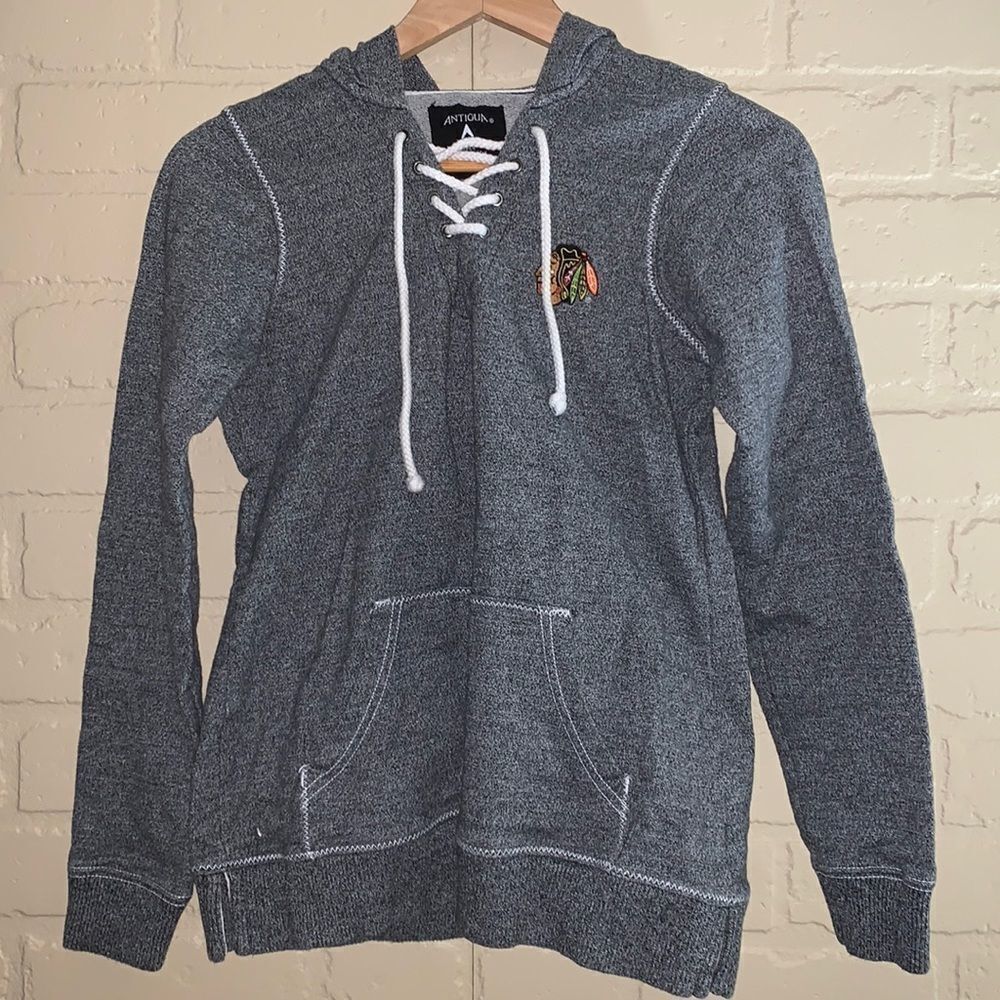 Chicago‎ Blackhawks gray pull over hoodie sweatshirt. Size small